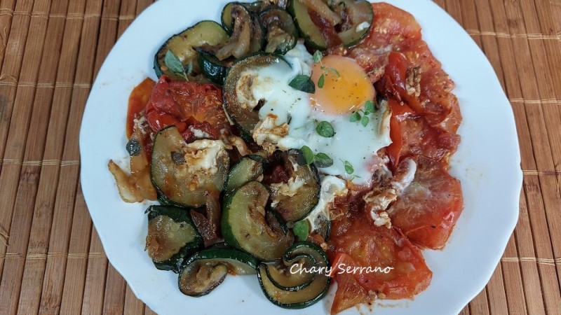 Salteado de calabacín, cebolla, tomate y huevo