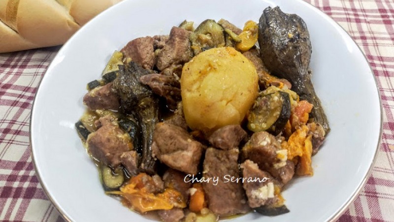 Guiso de ternera con berenjenas, pimientos y calabacín