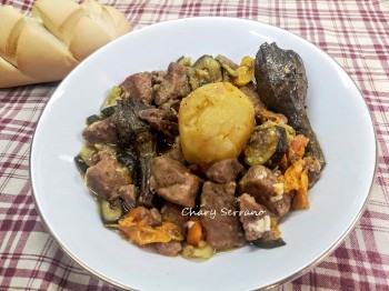 Guiso de ternera con berenjenas, pimientos y calabacín