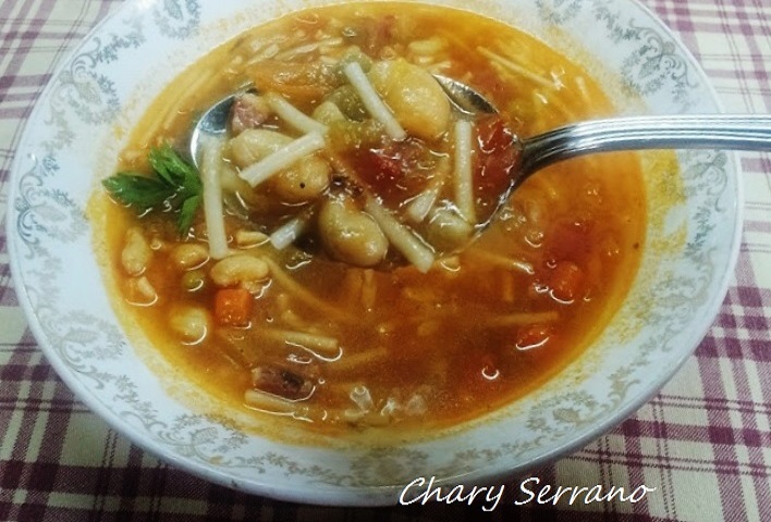 sopa de fideos y verduras