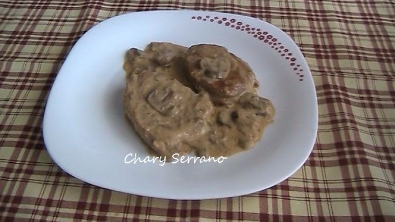 Filetes de lomo rellenos de queso en salsa de champiñones