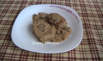 Filetes de lomo rellenos de queso en salsa de champiñones