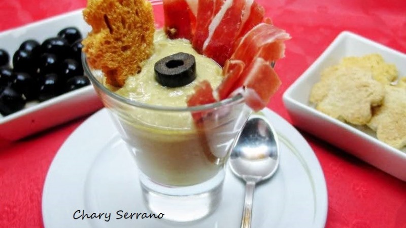 Vasitos de salmorejo de espárragos y huevo con jamón serrano