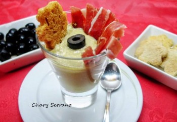 Vasitos de salmorejo de espárragos y huevo con jamón serrano