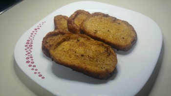 Torrijas rellenas de crema pastelera . Sin azúcar