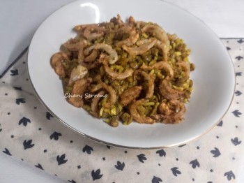 Salteado de arroz con lentejas y cebolla frita