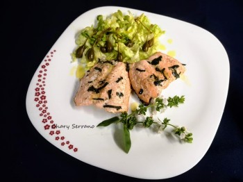 Filetes de trucha con albahaca y ensalada de alcaparrones