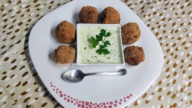 Falafel de garbanzos con salsa de yogur