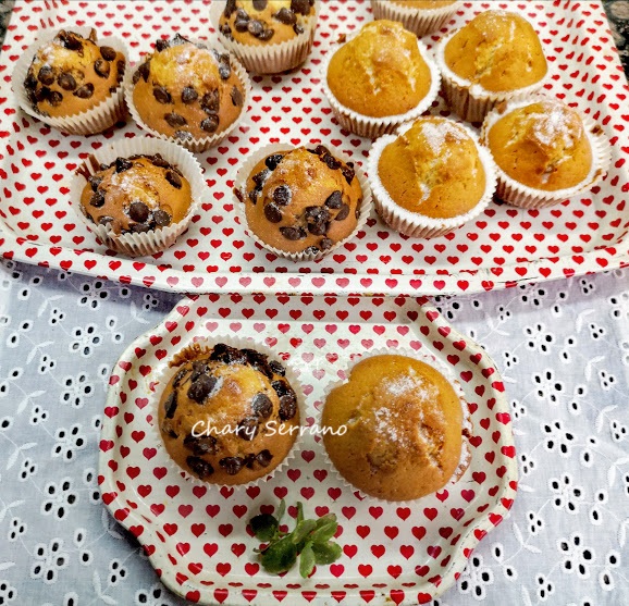 Magdalenas caseras y esponjosas de naranja y yogur con gotas de chocolate