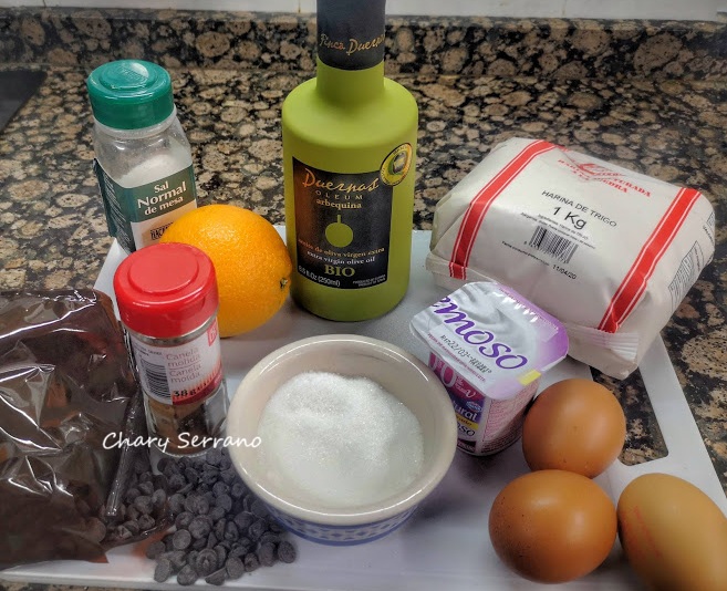 Ingredientes para las magdalenas caseras de naranja y yogur con gotas de chocolate