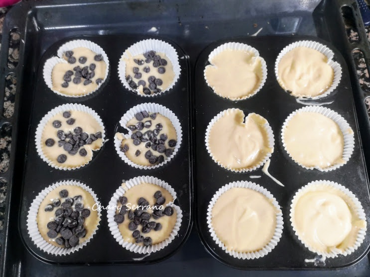 Magdalenas caseras de naranja y yogur con gotas de chocolate