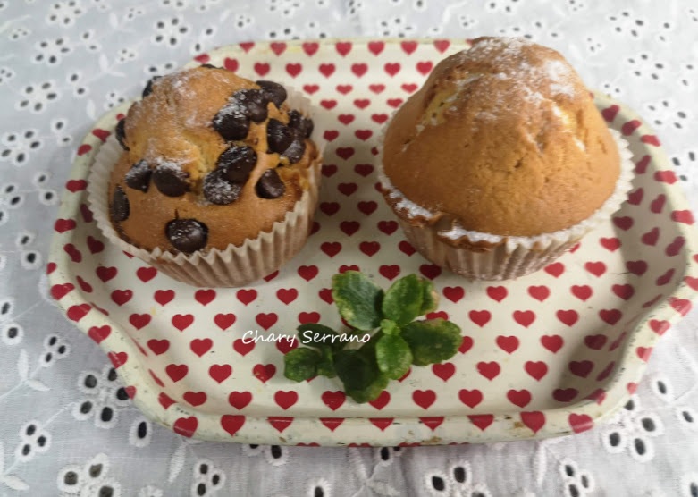 Magdalenas caseras de naranja y yogur con gotas de chocolate