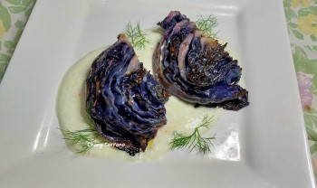 Col lombarda asada con salsa de yogur