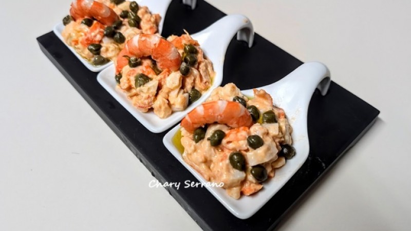 ENSALADILLA DE MARISCO EN CUCHARITAS CON RECETA DE SALSA ROSA