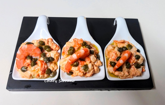 Ensaladilla de marisco en cucharitas, con langostinos y alcaparras