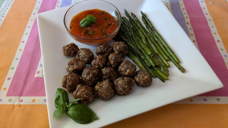 Espárragos con albóndigas y salsa de tomate casera con albahaca