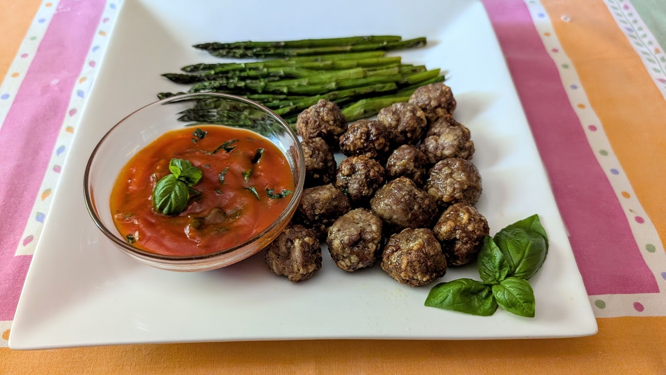 Espárragos con albóndigas y salsa de tomate casera con albahaca