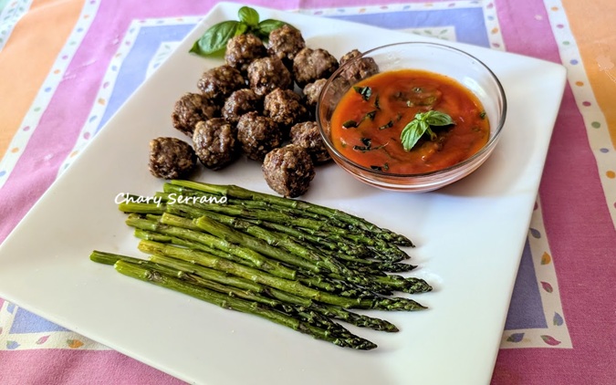 Espárragos con albóndigas y salsa de tomate casera con albahaca