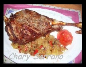 PIERNA DE CORDERO MECHADA, CON GUARNICIÓN