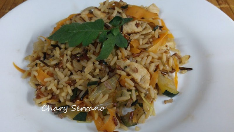 SALTEADO DE ARROZ 3 COLORES CON POLLO Y HORTALIZAS