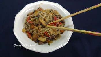 FIDEO CELOFÁN CON TERNERA Y SALTEADO DE VERDURAS