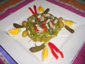 Nidos de tagliatelle de espinacas con vegetales y gambas