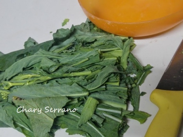 Sopa con garbanzos, grelos y patatas