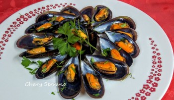 MEJILLONES CON HIERBAS Y VINO