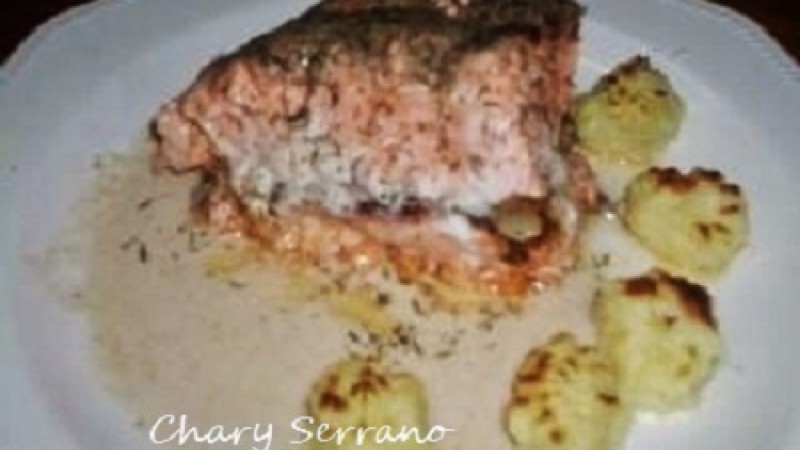 SALMÓN RELLENO CON GUARNICIÓN DE SULTANITAS DE ALMENDRA