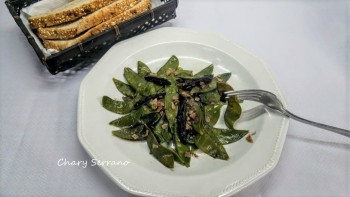 TIRABEQUES CON CEBOLLA NEGRA Y JAMÓN SERRANO