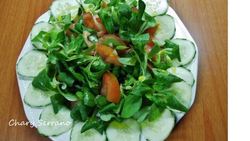 ENSALADA DE CANÓNIGOS, TOMATE Y PEPINO