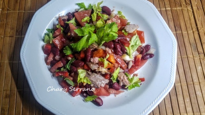 ENSALADA DE ALUBIAS ROJAS CON VEGETALES Y ATÚN