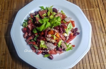 ENSALADA DE ALUBIAS ROJAS CON VEGETALES Y ATÚN y versión vegana